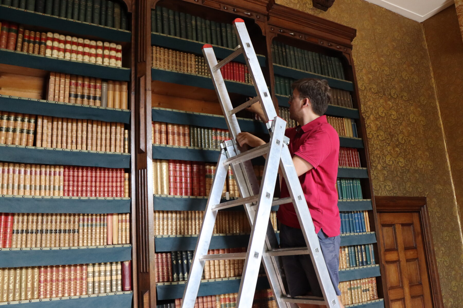 Boeken terugplaatsen Maarten Maartenshuis