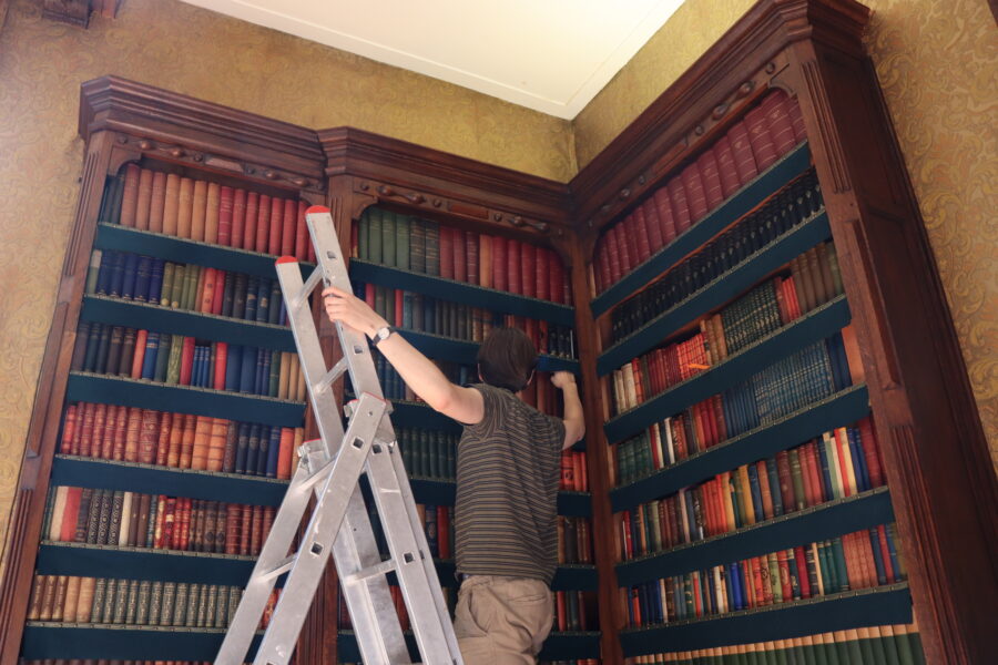 Boeken terugplaatsen Maarten Maartenshuis